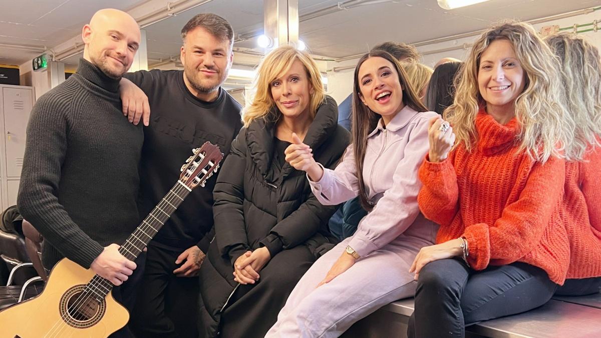 Blanca Paloma junto a su equipo en las instalaciones del Festival da Cançao de la RTP portuguesa. Blanca Paloma junto a su equipo en las instalaciones del Festival da Cançao de la RTP portuguesa.
