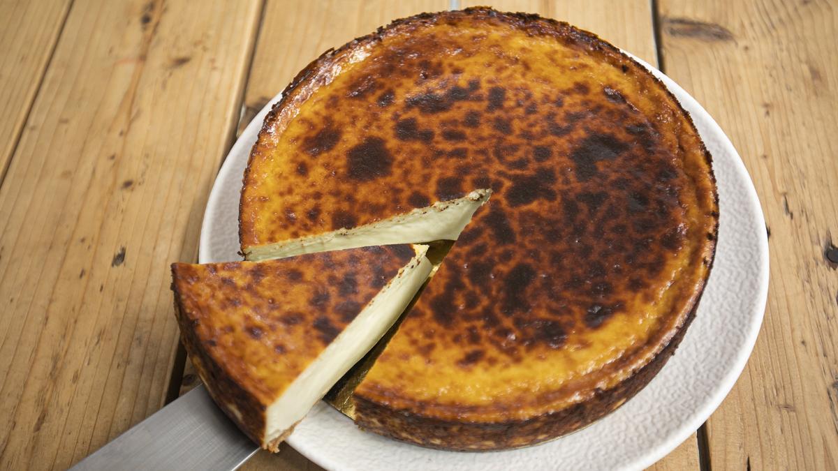 Tarta de queso y porción de Jon Cake.