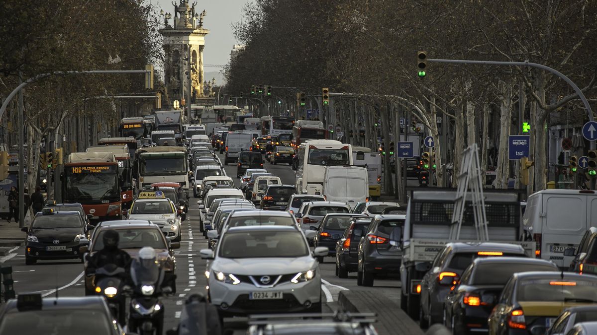 La Gran Via de Barcelona, repleta de coches La Gran Via de Barcelona, repleta de coches