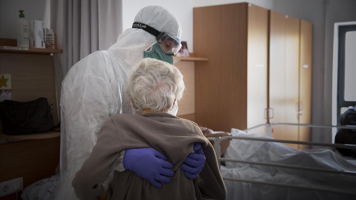 Traslado de un anciano de Barcelona de una residencia geriátrica a un hospital geriátrico, el pasado 17 de abril.
