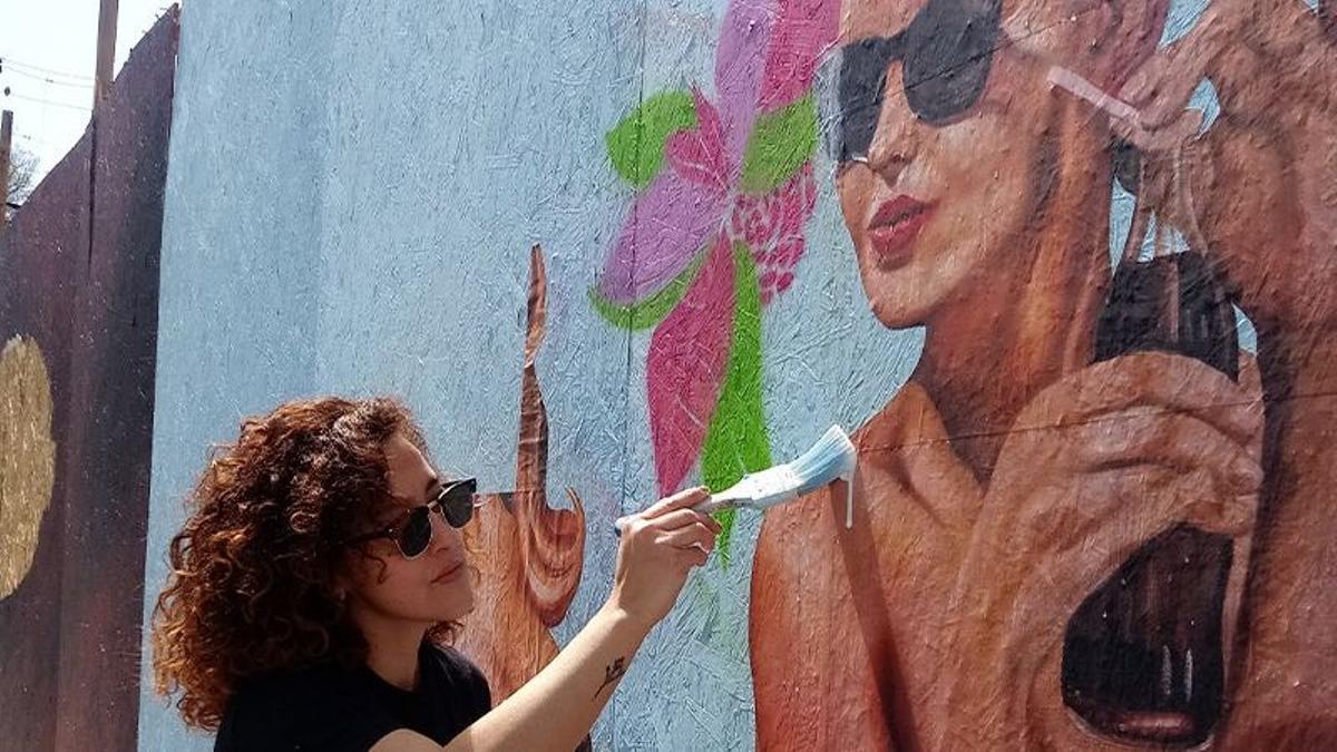 La ’artivista’ Paloma Rodríguez creando un ‘Paste Up’.