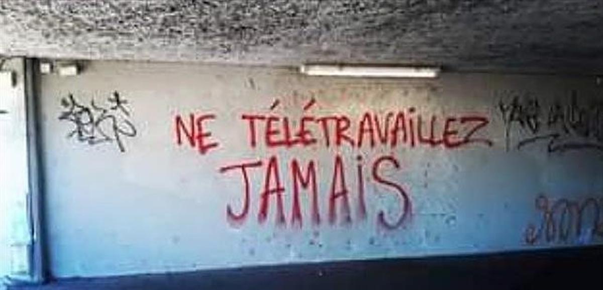 Graffiti que readapta el viejo lema de Debord ’Ne travaillez jamais’ (nunca trabajes).