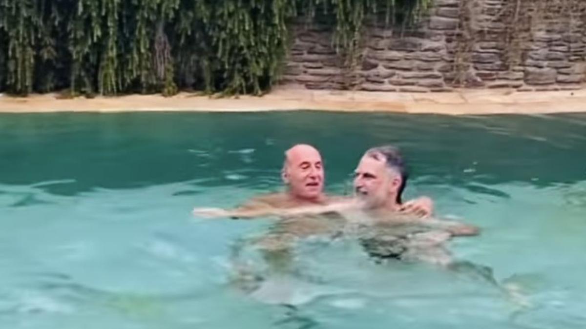 Jordi Ciuxart y Vicenç Altaió en la piscina de Pilar Rahola en Cadaqués