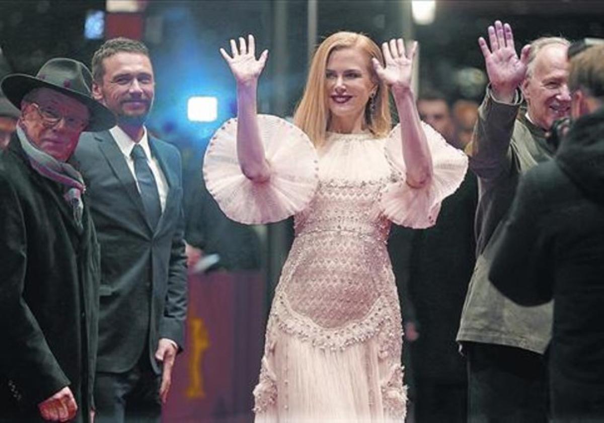 Nicole Kidman, ayer, en Berlin, entre James Franco (izquierda), y el director Werner Herzog.