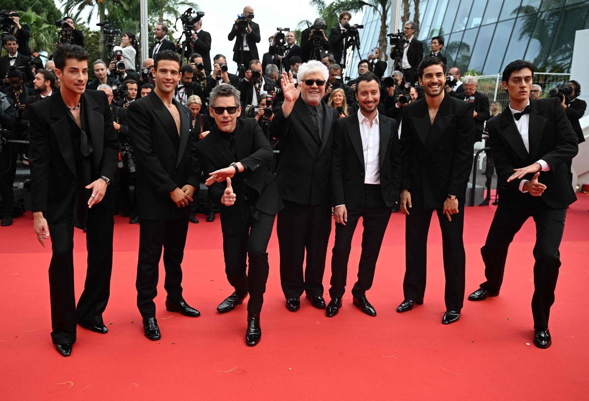 El equipo de ’Extraña forma de vida’ en el Festival de Cannes