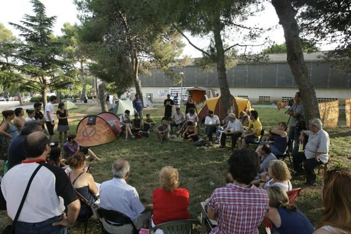 Un grupo de vecinos de los distintos CAP del Vallès se reúnen en asamblea a las puertas del CAP Ca N’Oriac de Sabadell, el miércoles. Un grupo de vecinos de los distintos CAP del Vallès se reúnen en asamblea a las puertas del CAP Ca N’Oriac de Sabadell, el miércoles.