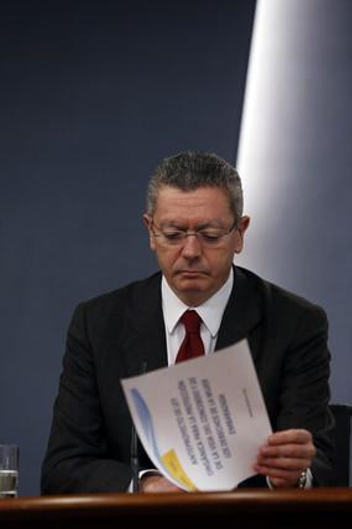 El ministro de Justicia, Alberto Ruiz-Gallardón, después de una rueda de prensa El ministro de Justicia, Alberto Ruiz-Gallardón, después de una rueda de prensa