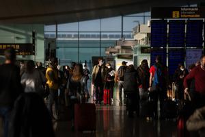 Pasajeros con maletas en el aeropuerto de El Prat, en una imagen de archivo