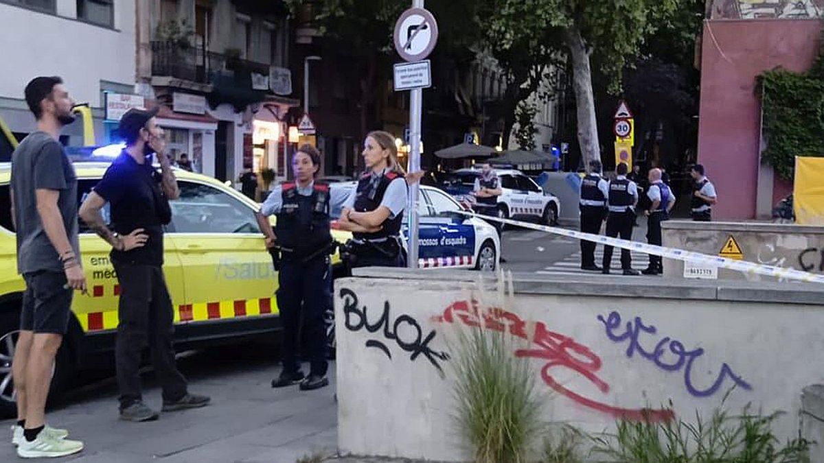 Efectivos de los Mossos y del SEM en el lugar del suceso Efectivos de los Mossos y del SEM en el lugar del suceso