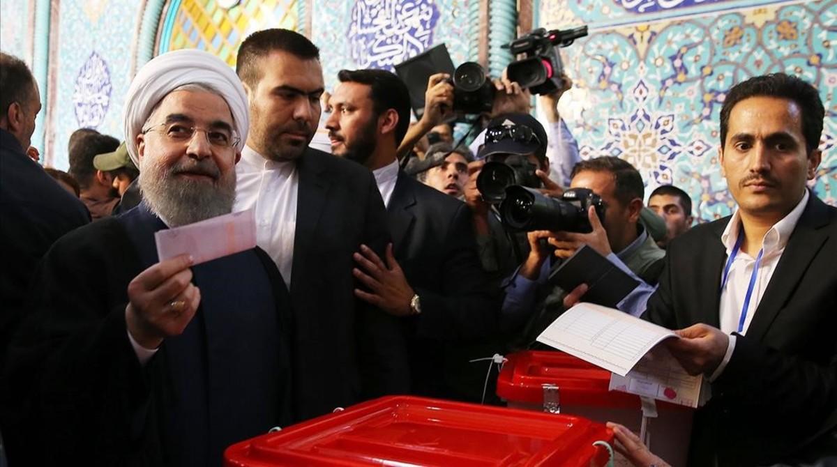 Rohaní vota en un centro electoral de Teherán, el 19 de mayo.