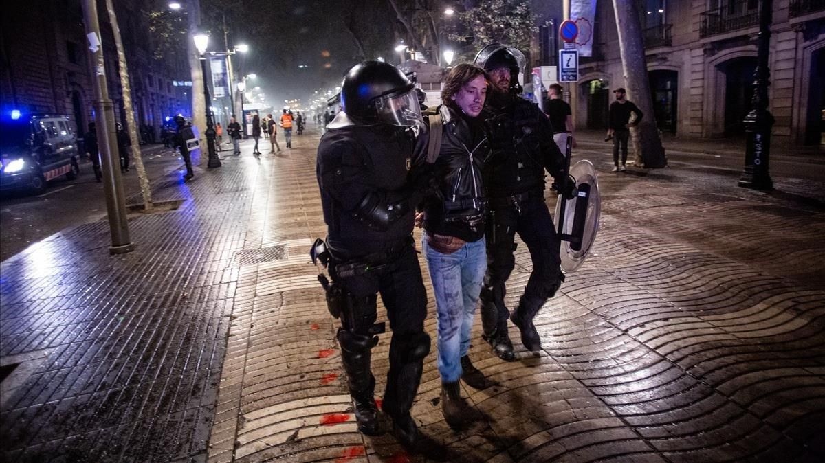 Los Mossos detienen a un manifestante en la Rambla de Barcelona Los Mossos detienen a un manifestante en la Rambla de Barcelona