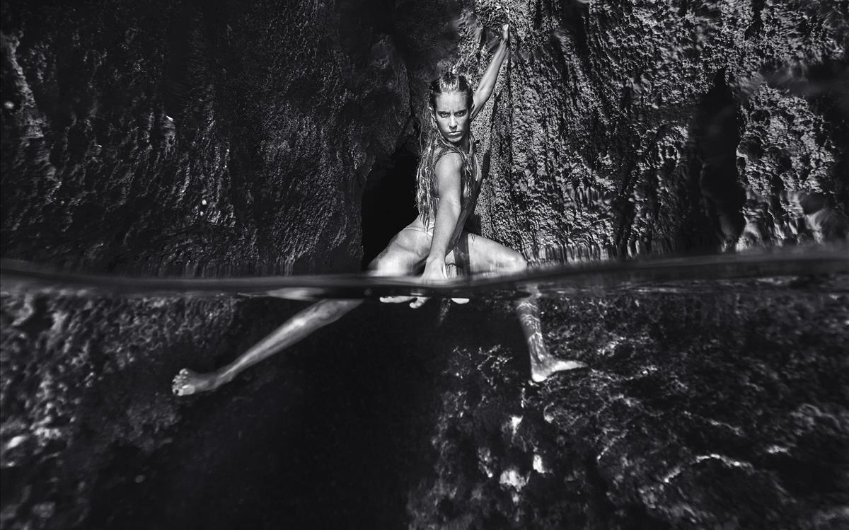Ona Carbonell, fotografiada por Miguell Moll y Bernard Tartinville en aguas de Menorca.