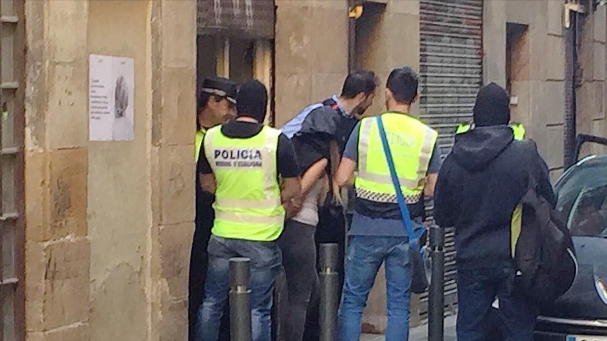 Policías sacan detenido a un hombre de un narcopiso de la calle de la Riereta. Policías sacan detenido a un hombre de un narcopiso de la calle de la Riereta.