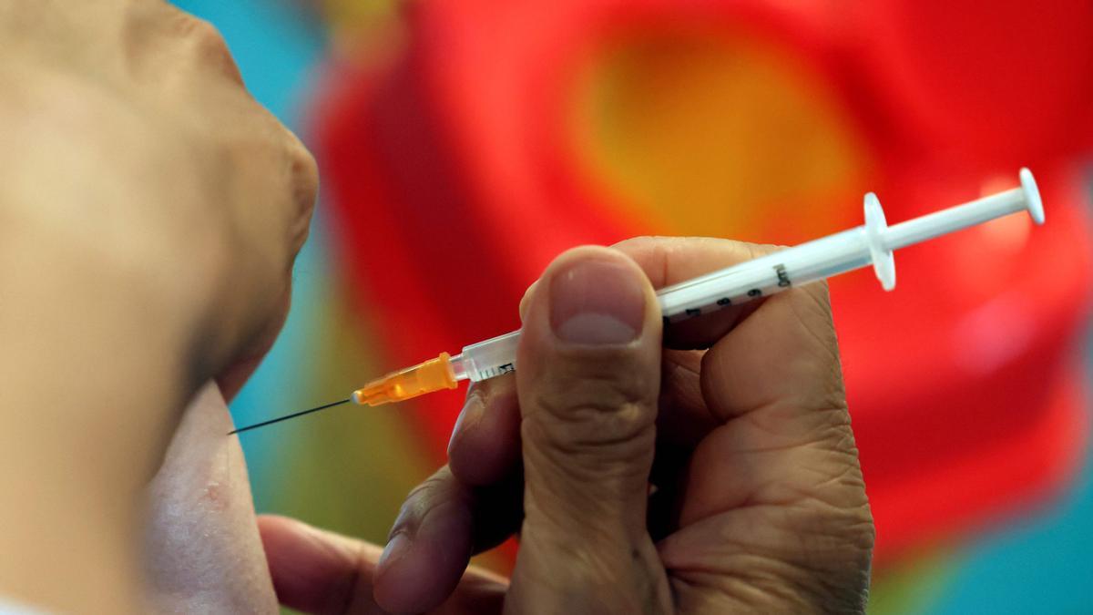 Un paciente recibe la tercera dosis de la vacuna Pfizer-BioNtech en París.
