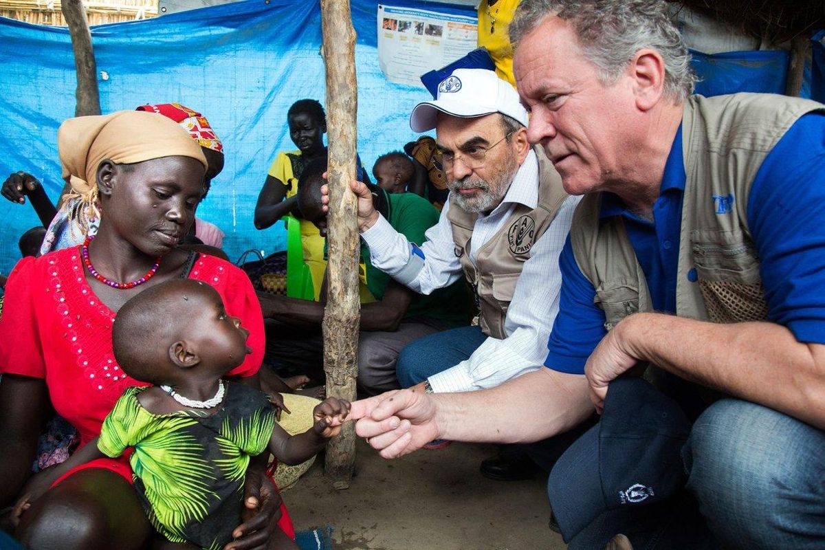 El director ejecutivo del PMA, David Beasley, junto a una familia de un campo de refugiados de Sudán del Sur El director ejecutivo del PMA, David Beasley, junto a una familia de un campo de refugiados de Sudán del Sur