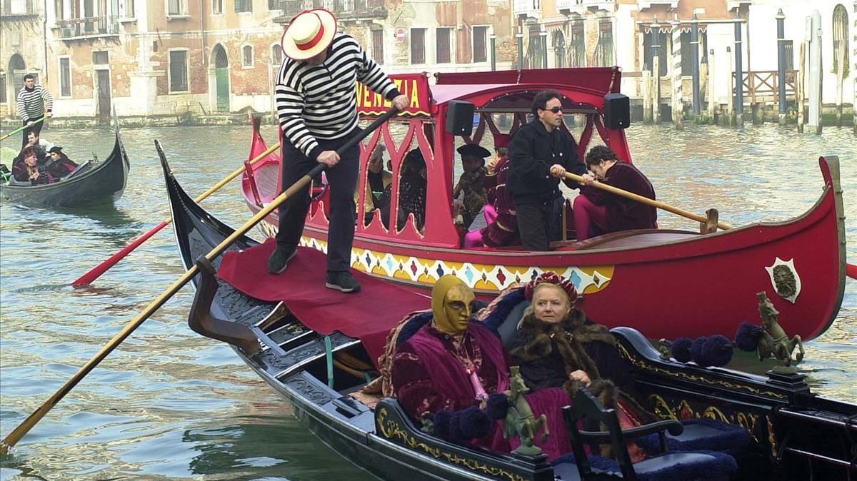 Turistas en tiempos de carnaval en Venecia, en una foto de archivo. Turistas en tiempos de carnaval en Venecia, en una foto de archivo.