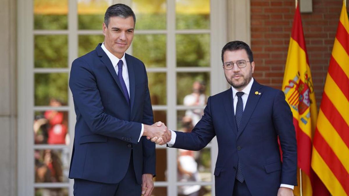 Pedro Sánchez y Pere Aragonès se saludan durante su encuentro en La Moncloa.