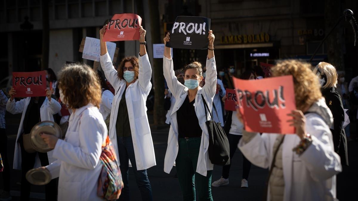 Médicos de cabecera en huelga protestan este martes ante la sede de Salut, en la Gran Via de Barcelona.