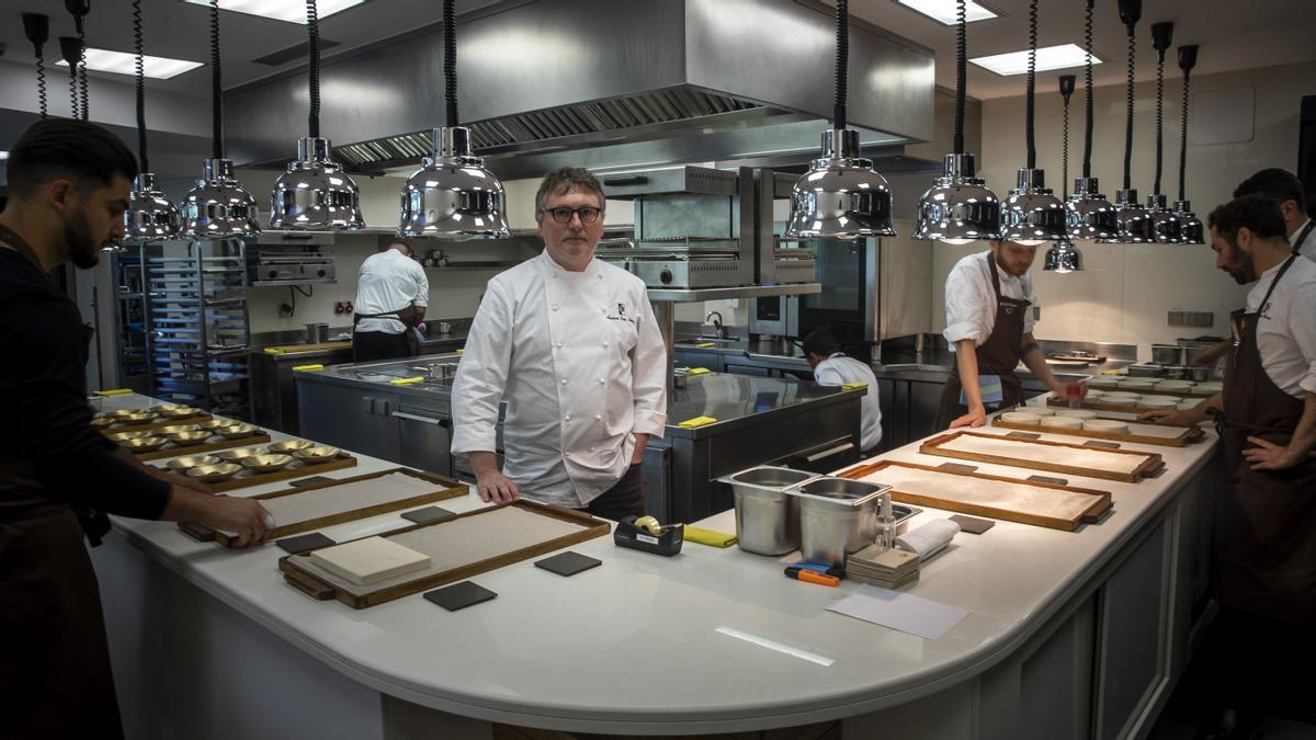 El chef Andoni Luis Aduriz posa en la cocina del restaurante Mugaritz, en Errenteria.
