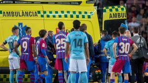 Los jugadores del Barça y del Celta, preocupados por la lesión de Araujo.