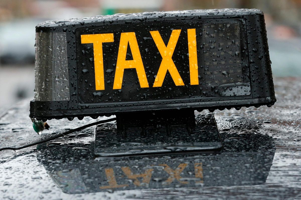Dos detenidos por quemar un taxi en Badalona por usar plataformas 'online' Dos detenidos por quemar un taxi en Badalona por usar plataformas 'online'