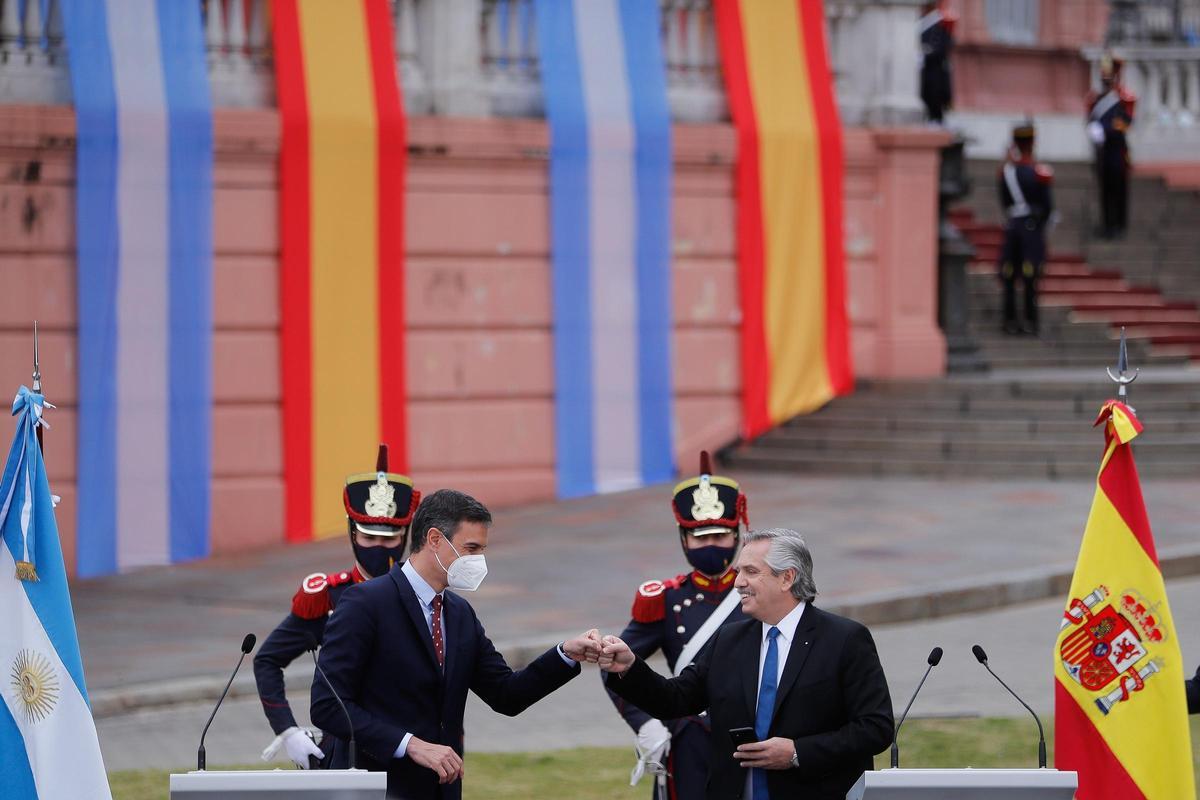El presidente del Gobierno, Pedro Sánchez, y el presidente de Argentina, Alberto Fernández, durante su rueda de prensa en la Casa Rosada, en Buenos Aires, este 9 de junio. El presidente del Gobierno, Pedro Sánchez, y el presidente de Argentina, Alberto Fernández, durante su rueda de prensa en la Casa Rosada, en Buenos Aires, este 9 de junio.