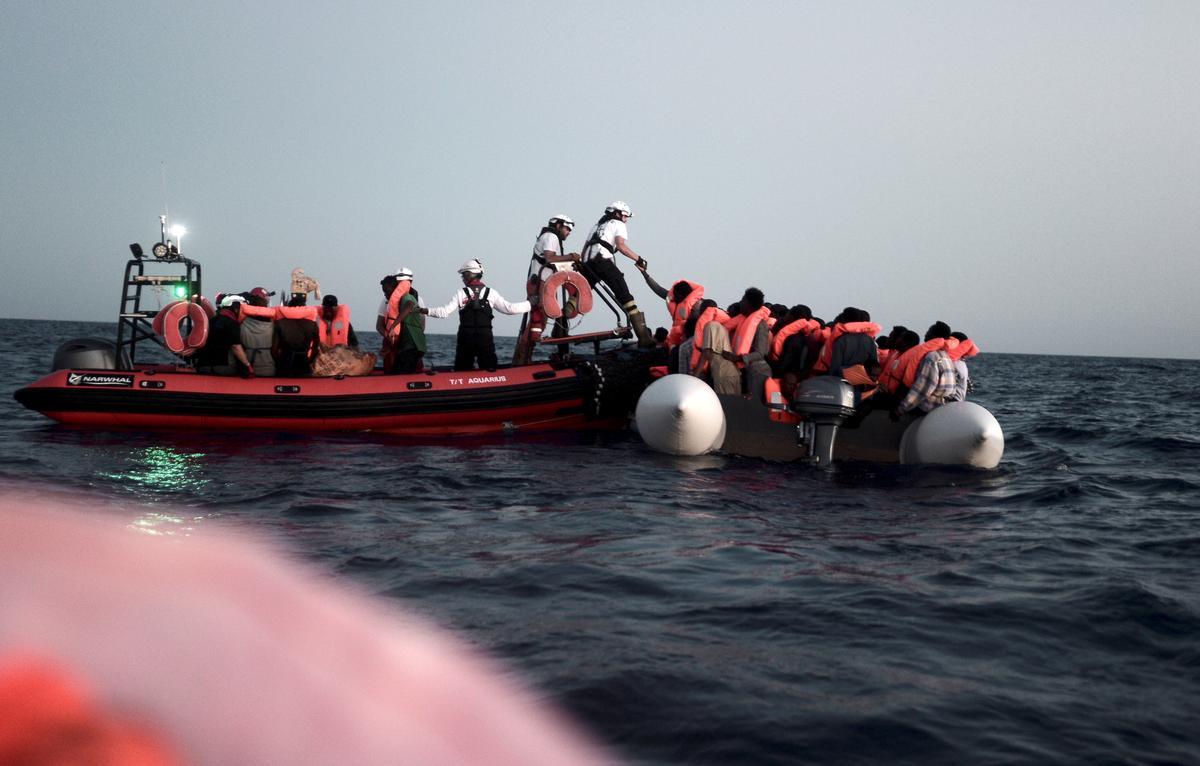 Inmigrantes que han sido trasladados al barco Aquarius, fletado por Médicos Sin Fronteras y SOS Mediterranee, al que se le ha impedido atracar en Italia y Malta.