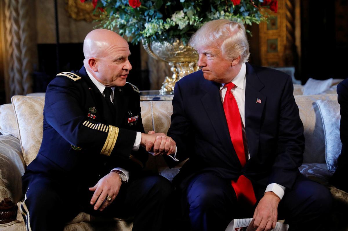 Trump (derecha) estrecha la mano del nuevo asesor, H.R. McMaster, tras el anuncio en Florida, el 20 de febrero.