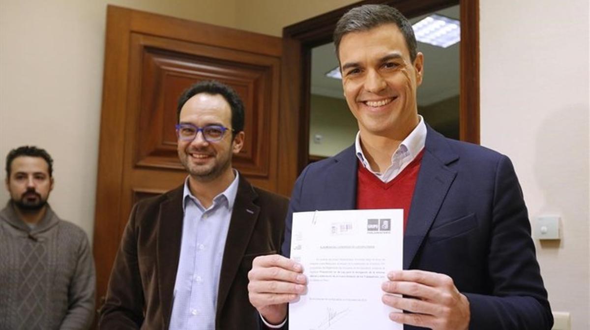 Sánchez registra en el Congreso sus iniciativas legislativas junto al portavoz parlamentario, Antonio Hernando, este jueves. 
