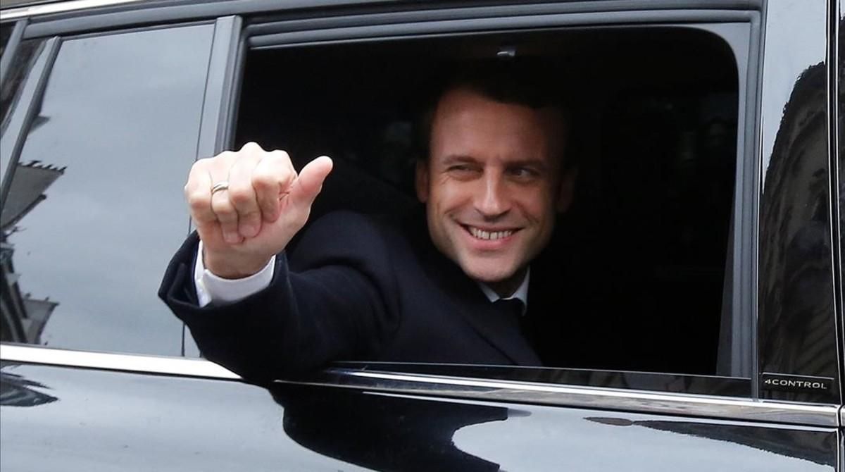 Emmanuel Macron, saluda feliz desde el coches el día de la segunda vuelta de las presidenciales. Emmanuel Macron, saluda feliz desde el coches el día de la segunda vuelta de las presidenciales.
