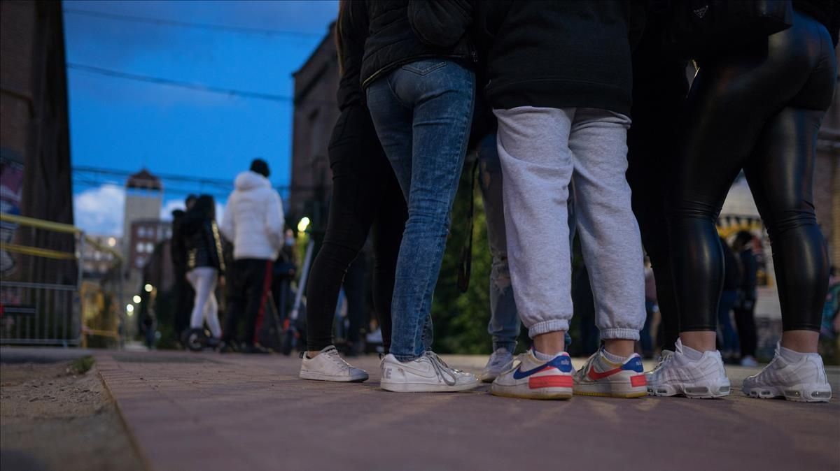 Jóvenes se concentran en Can Batlló el 5 de enero tras la agresión. Jóvenes se concentran en Can Batlló el 5 de enero tras la agresión.