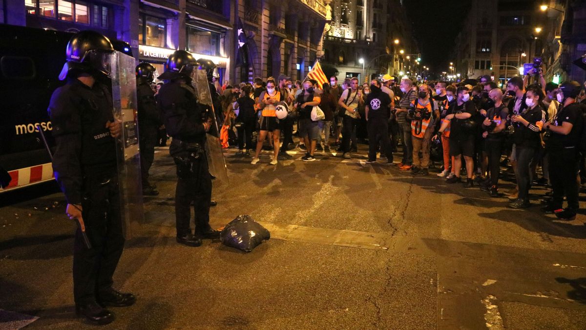 Agentes de los Mossos custodian la comisaría de la Policía Nacional en Via Laietana, en Barcelona, el pasado 1 de octubre. Agentes de los Mossos custodian la comisaría de la Policía Nacional en Via Laietana, en Barcelona, el pasado 1 de octubre.