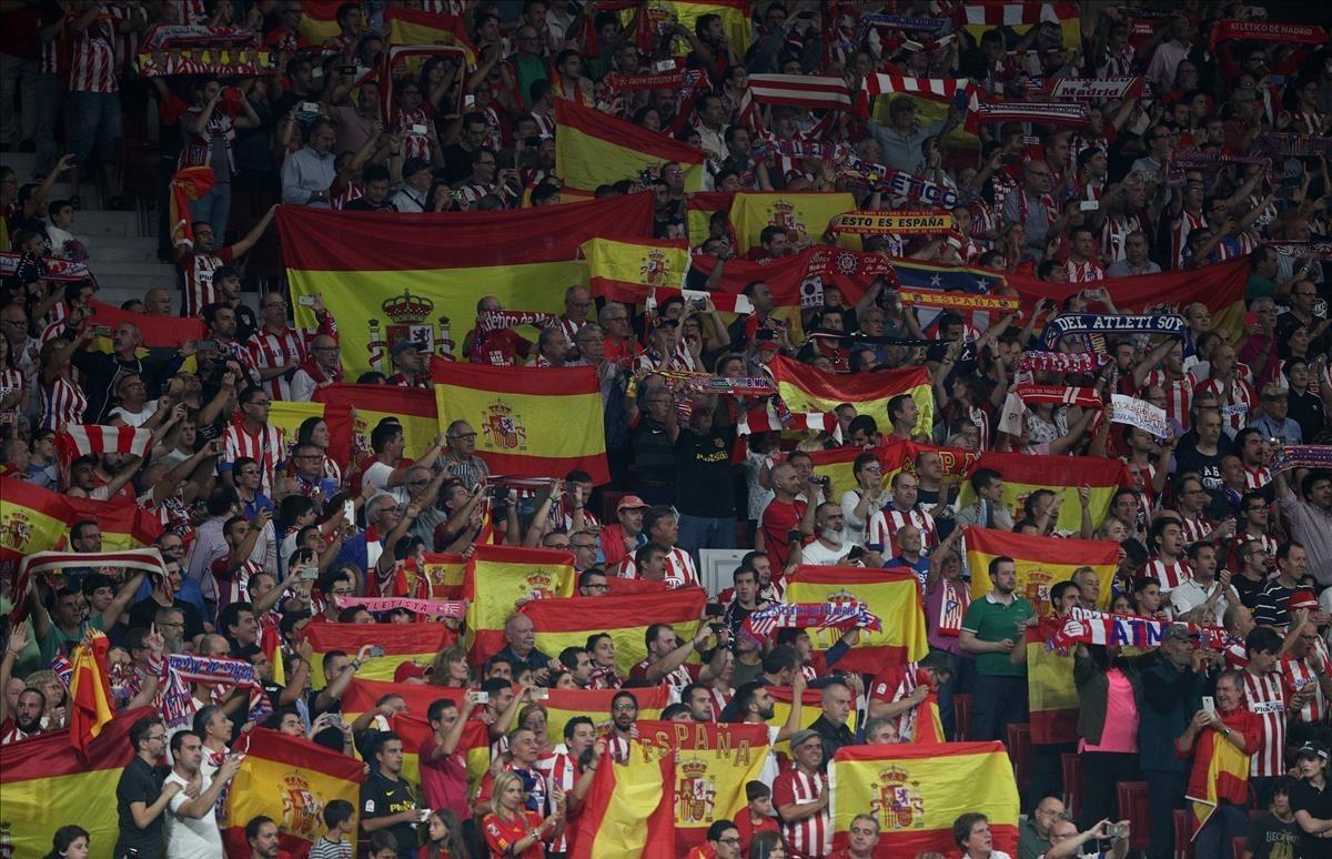 El fondo ocupado por el Frente Atlético se pobó de banderas en varios momentos del encuentro.