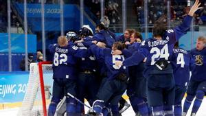 Finlandia celebra el oro logrado en hockey hielo en Pekín.