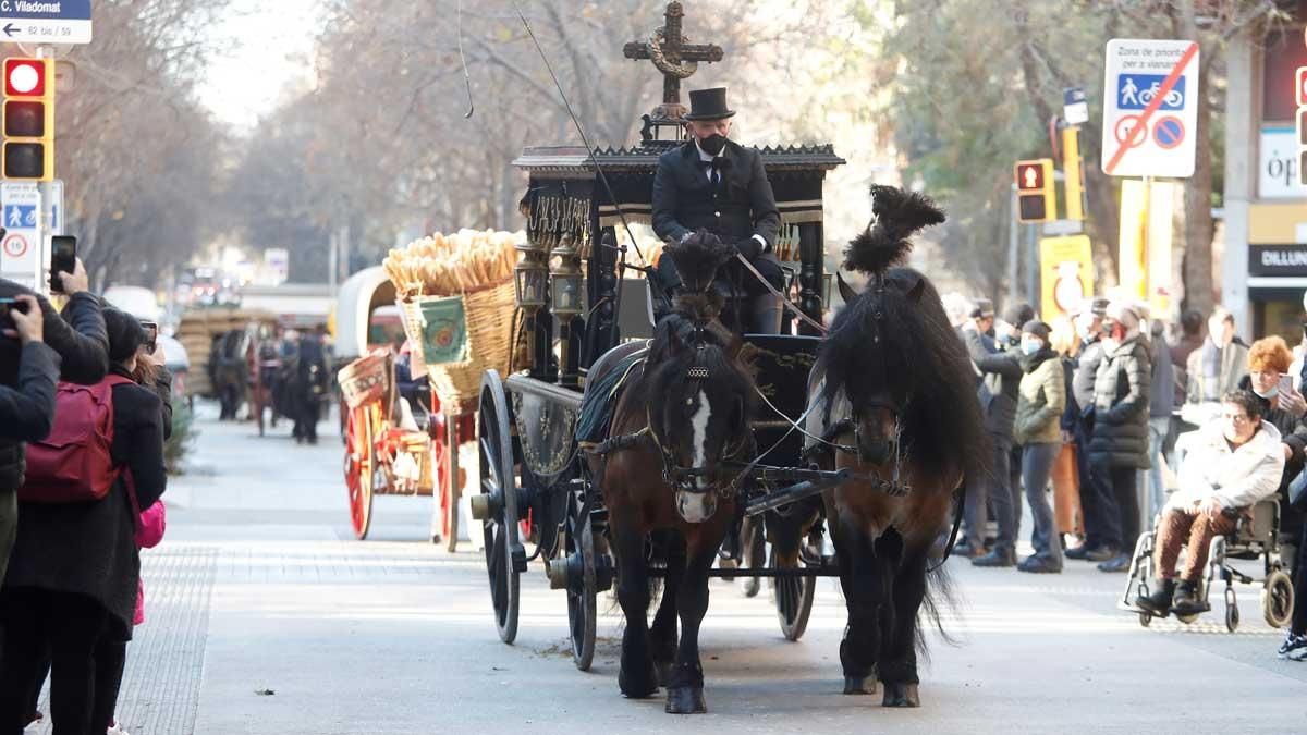 Una carroza fúnebre participa en la tradicional cabalgata de Els Tres Tombs, en el barrio de Sant Antoni. Una carroza fúnebre participa en la tradicional cabalgata de Els Tres Tombs, en el barrio de Sant Antoni.