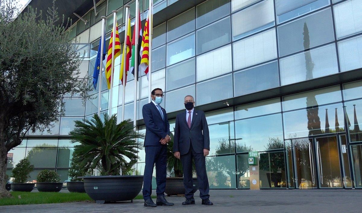 Majid Alfalasi, cónsul general de los Emiratos Árabes Unidos en Barcelona, con el delegado especial del Estado en el CZFB, Pere Navarro. Majid Alfalasi, cónsul general de los Emiratos Árabes Unidos en Barcelona, con el delegado especial del Estado en el CZFB, Pere Navarro.