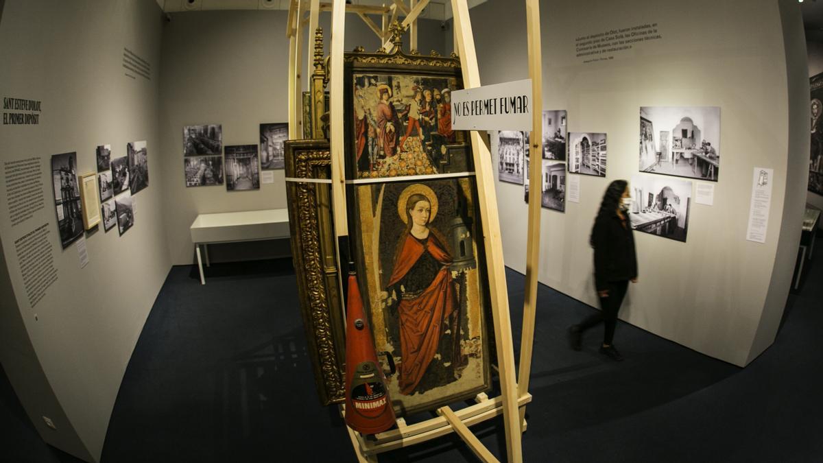 Reproducciones de los caballetes de madera, con antiguo extintor incluido, con algunas de las obras reales que fueron evacuadas del Museu D’art de Catalunya en 1936. Reproducciones de los caballetes de madera, con antiguo extintor incluido, con algunas de las obras reales que fueron evacuadas del Museu D’art de Catalunya en 1936.