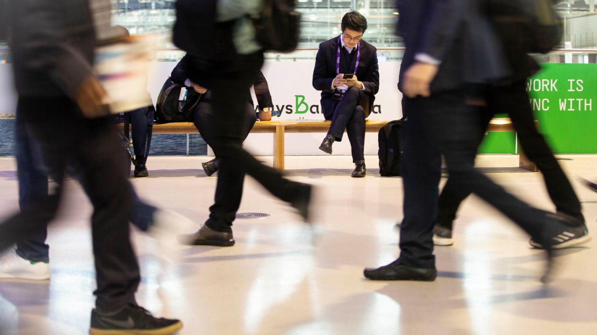 Un hombre utilizando su móvil en el MWC. Un hombre utilizando su móvil en el MWC.