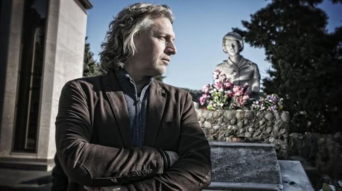 El periodista Edwin Winkels, ante la tumba de la azafata Maribel Sastre, en el cementerio de Montjuïc. El periodista Edwin Winkels, ante la tumba de la azafata Maribel Sastre, en el cementerio de Montjuïc.