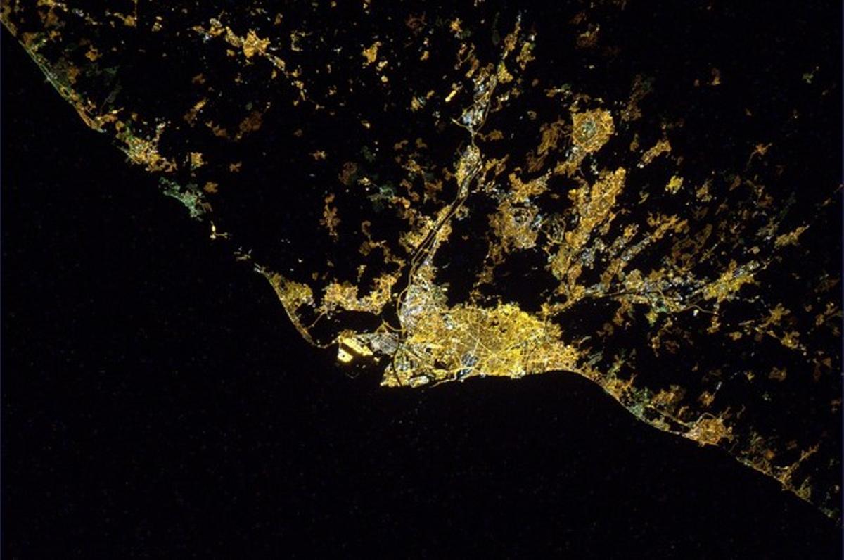 Barcelona, de noche, vista desde la estación internacional. Barcelona, de noche, vista desde la estación internacional.