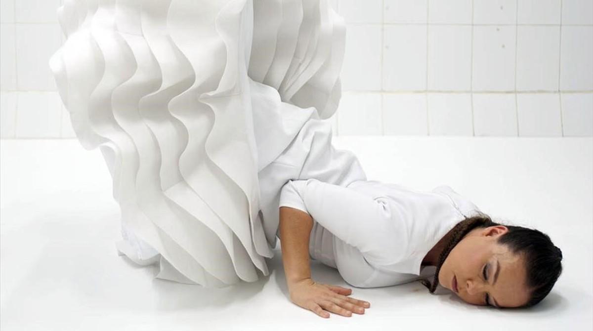 Rocío Molina en una escena de ’Caída del cielo’. Rocío Molina en una escena de ’Caída del cielo’.
