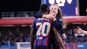 Claudia Pina y Asisat Oshoala celebran el gol contra el Sevilla