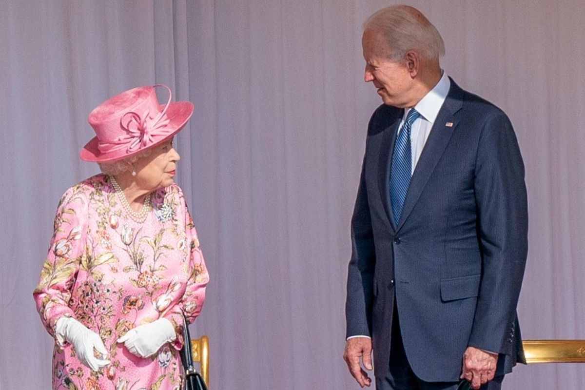 Isabel II y Joe Biden, este domingo en el castillo de Windsor. Isabel II y Joe Biden, este domingo en el castillo de Windsor.