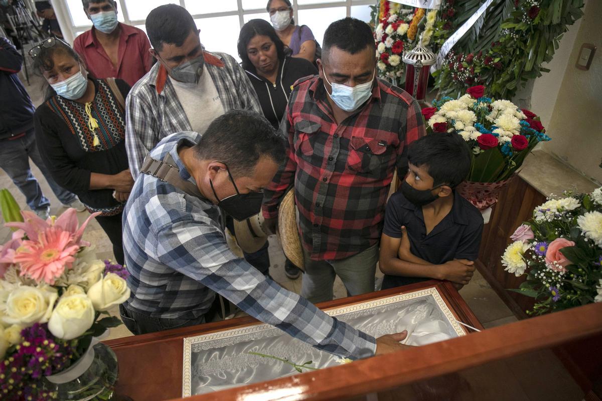 Familiares rodean el féretro del periodista mexicano Armando Linares López durante su funeral, el pasado 16 de marzo, en Zitácuaro (Michoacán).