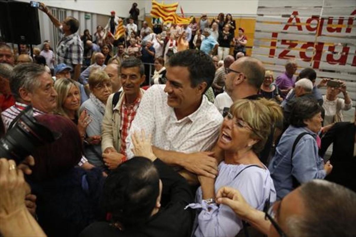 Pedro Sánchez saluda a militantes socialistas en Viladecans. Pedro Sánchez saluda a militantes socialistas en Viladecans.