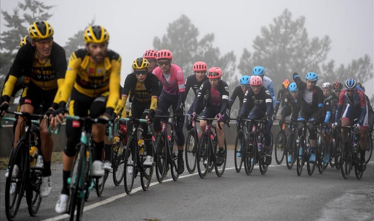 El pelotón de la Vuelta, en un día gris, camino de la Covatilla. El pelotón de la Vuelta, en un día gris, camino de la Covatilla.