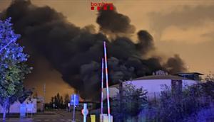 Un incendi a la depuradora del Prat de Llobregat obliga a confinar un perímetre de 500 metres