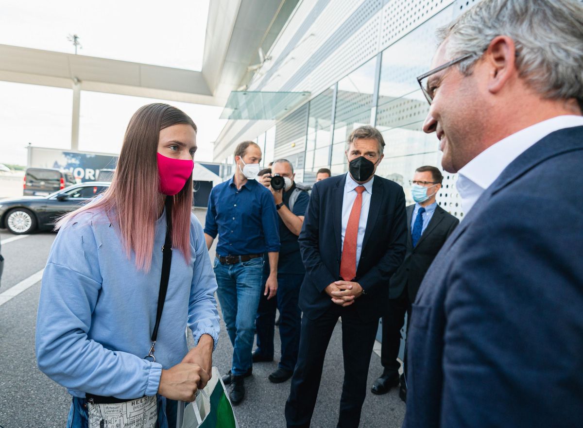 Tsimanouskaya en su llegada a Varsovia. Tsimanouskaya en su llegada a Varsovia.