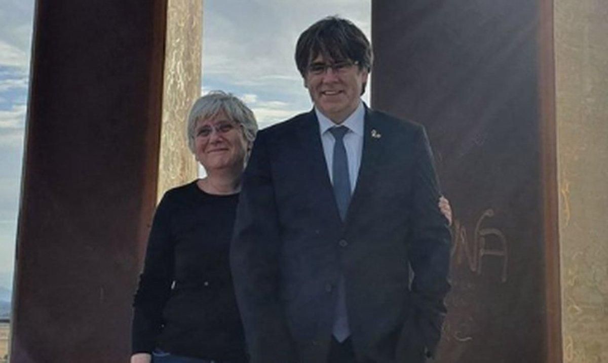 Puigdemont y Ponsatí, en la Porta dels Països Catalans, una obra del escultor Emili Armengol, en Salses-le Chateau, a 20 kilómetros al norte de Perpinyà. Puigdemont y Ponsatí, en la Porta dels Països Catalans, una obra del escultor Emili Armengol, en Salses-le Chateau, a 20 kilómetros al norte de Perpinyà.