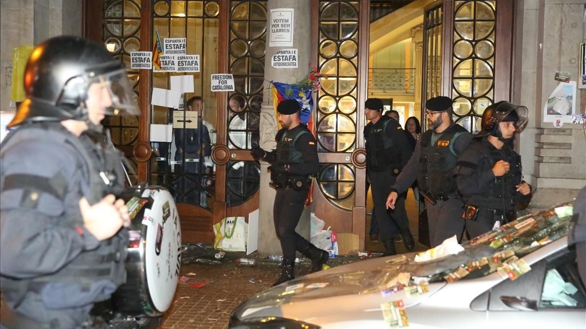 Los agentes de la Guardia Civil salen de la Conselleria de Economia, esta madrugada. Los agentes de la Guardia Civil salen de la Conselleria de Economia, esta madrugada.